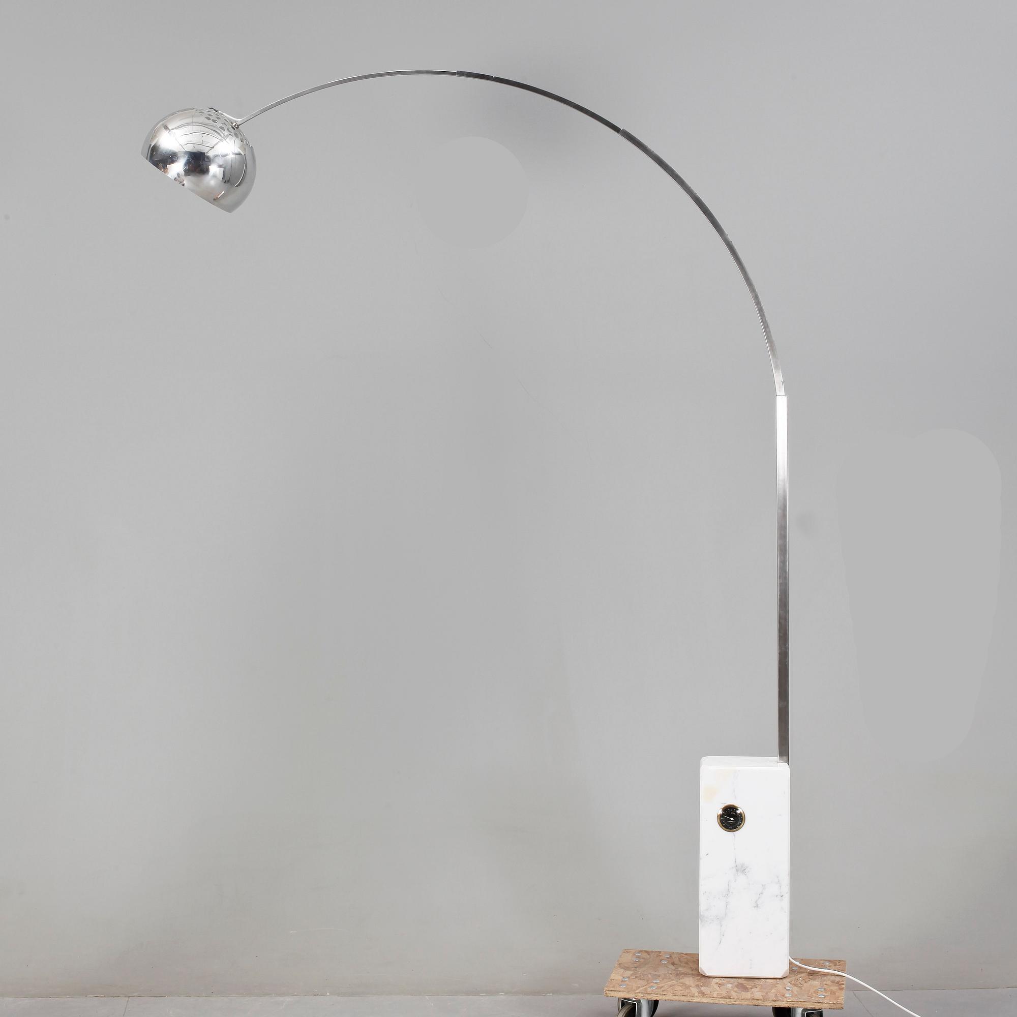 GOLVLAMPA "Arco". Achille & Pier Modellen formgiven 1962.