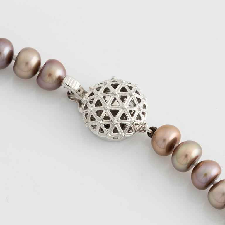 Pearl necklace with cultured freshwater pearls, silver clasp.