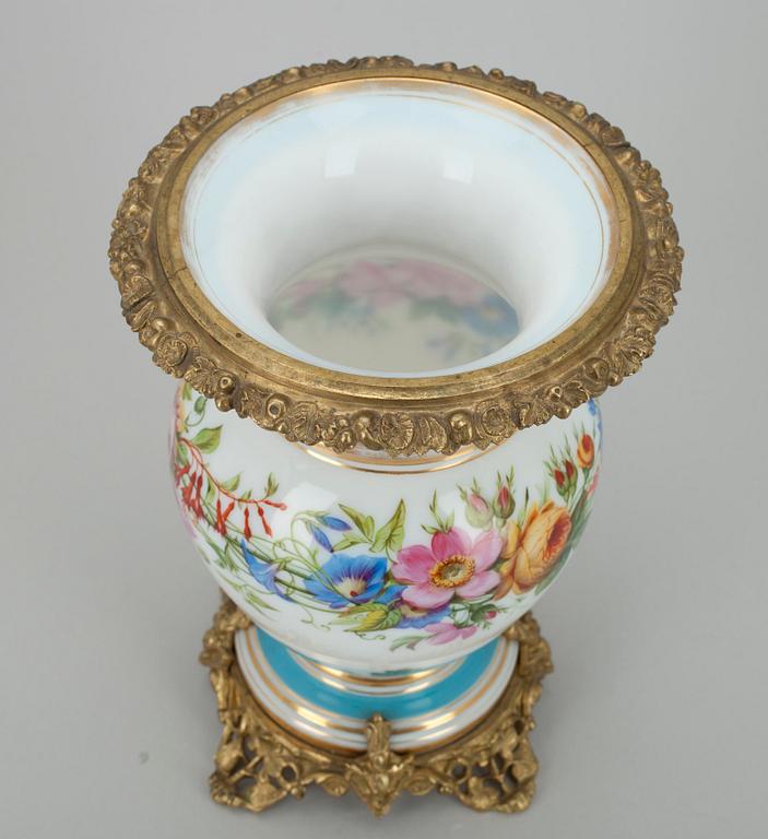 URNA, opalglas och brons, 1800-tal.