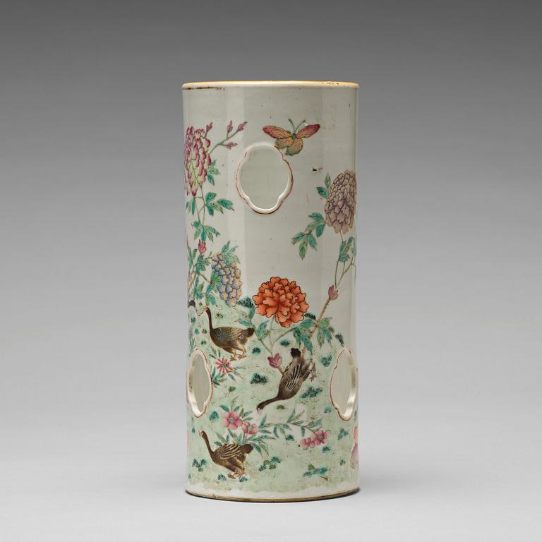 PERUKSTOCK/VAS, porslin. Qingdynastin, omkring 1900.
