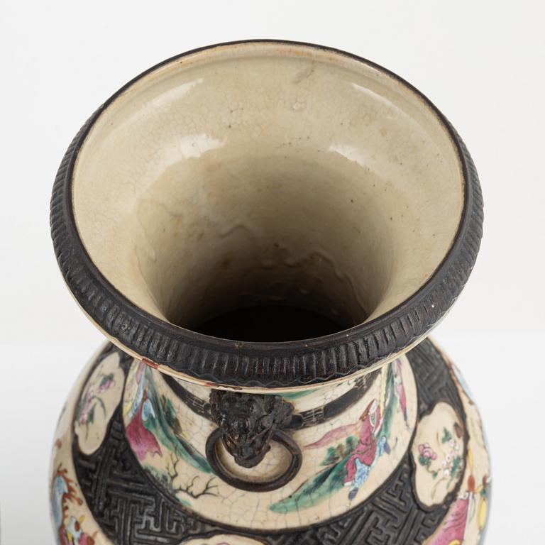 A pair of vases, late Qing dynasty, around 1900.