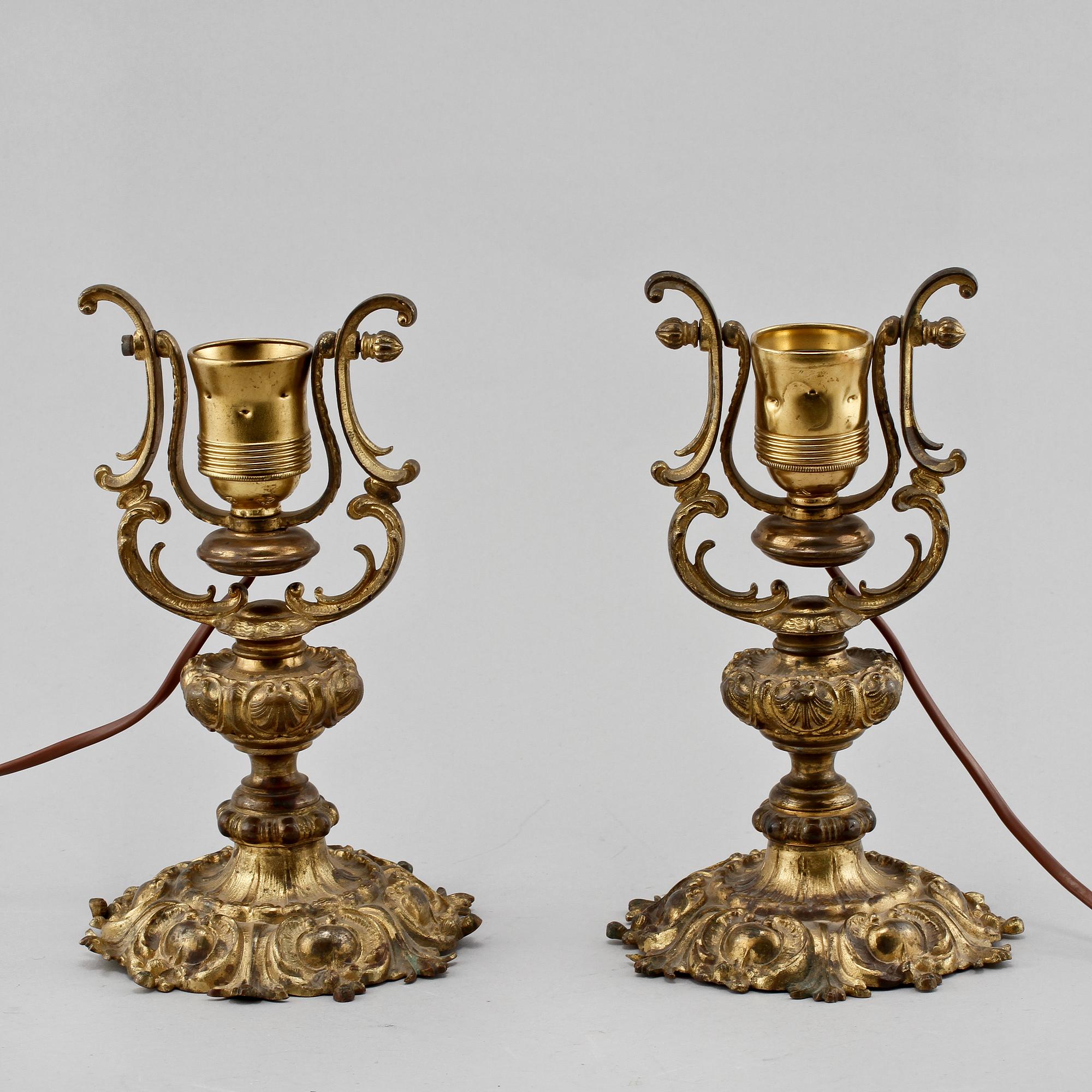 VÄGG-/BORDSLAMPOR, ett par, omkring 1900.