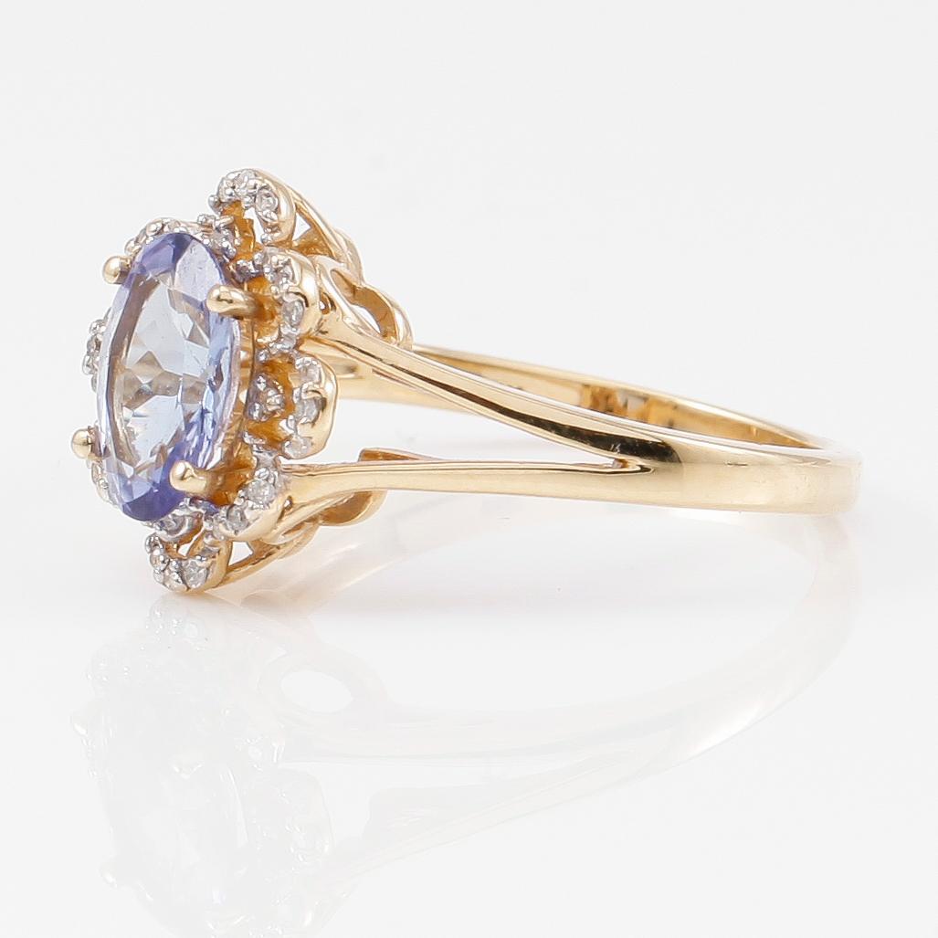 RING, 14K guld, tanzanit och mindre diamanter.