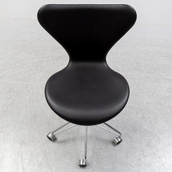 ARNE JACOBSEN, a series 7 'Sjuan' swivel chair, Fritz Hansen, 2018.