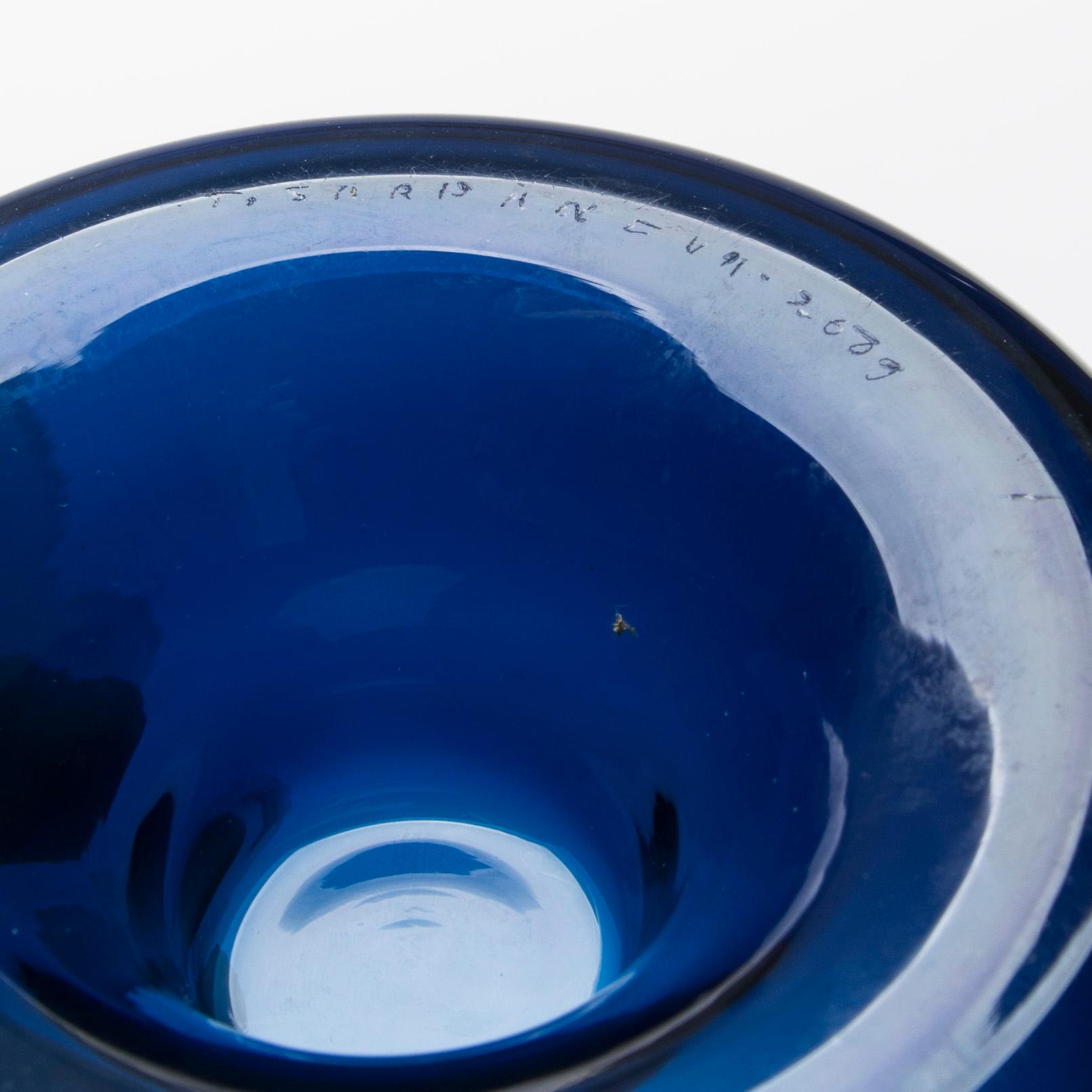 FLASKOR, 3 ST, glas, "i-linjen", en flaska signerad T. Sarpaneva -2509, Iittala.