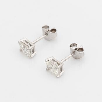 Örhängen med radiantslipade diamanter totalt 1,01 ct, med GIA dossier.