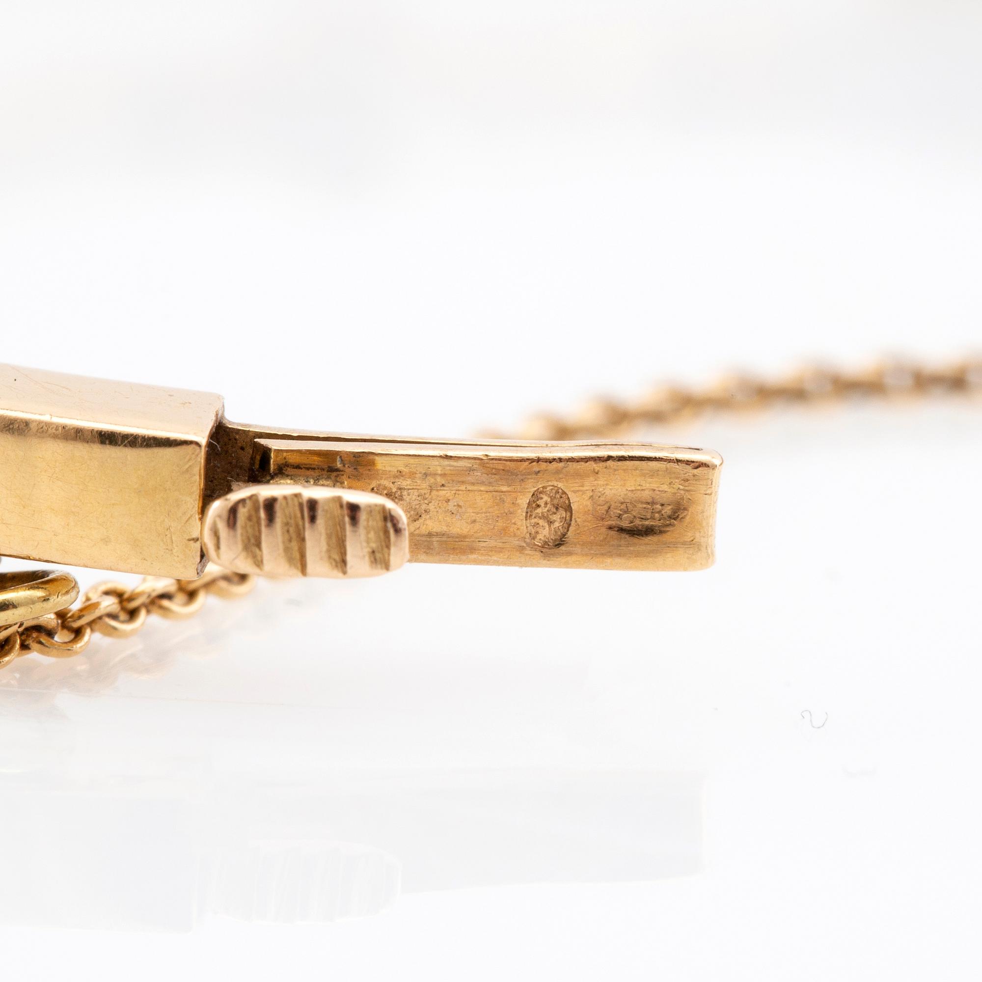 Bracelet 18K gold with cultured pearls.