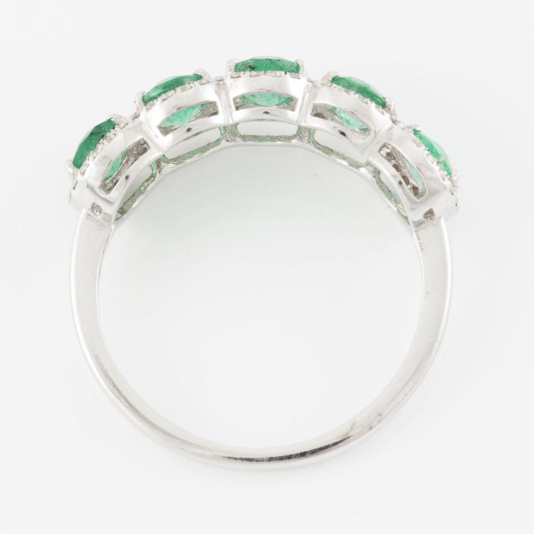 Ring, 18K white gold with emeralds and brilliant-cut diamonds.