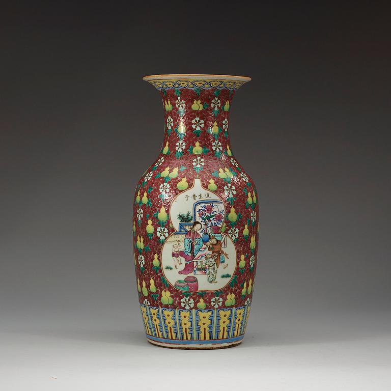 A famille rose vase, late Qing dynasty (1644-1912).
