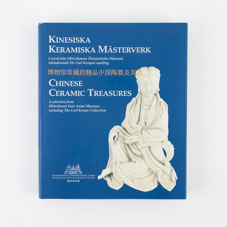 Bok, "Kinesiska keramiska mästerverk", Ulricehamns Konst & Östasiatiska Museum, Hylteburks Tryckeri AB, 2002.