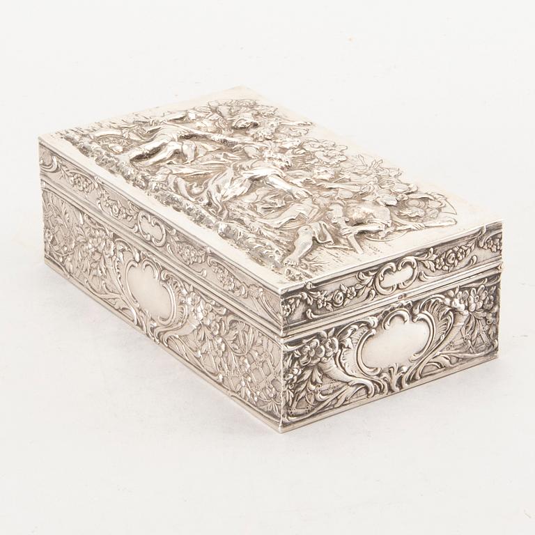 J. L SCHLINGLOFF, a german Hanau early 20th century silver box. Weight 400 gram.