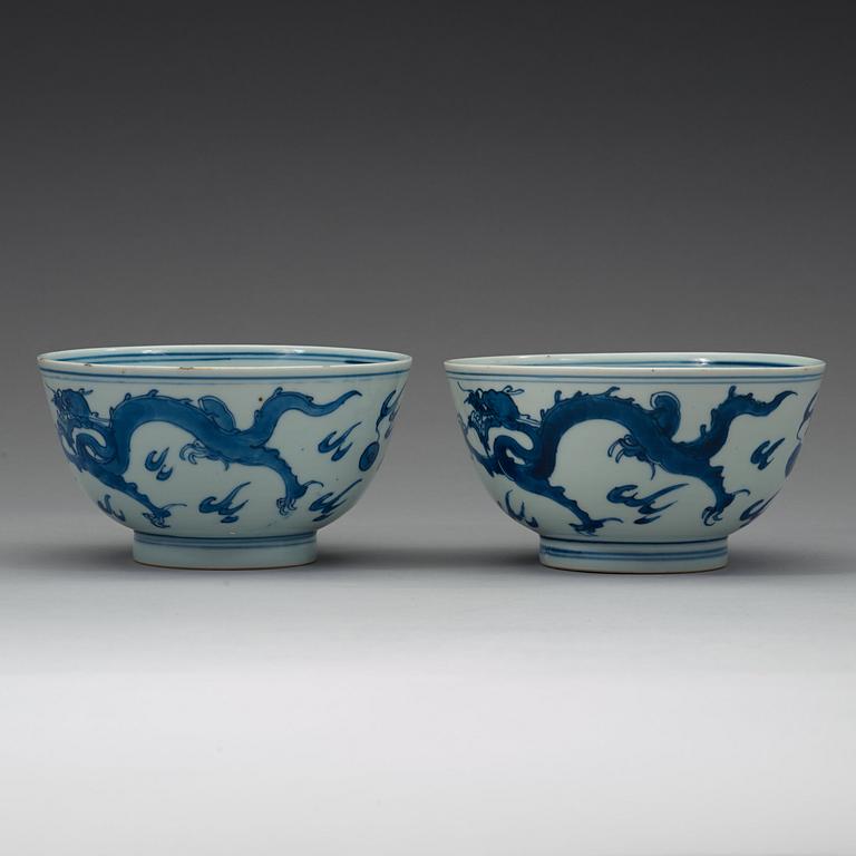 A pair of blue and white dragon bowls, Qing dynasty, Kangxi (1662-1722).