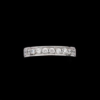 RING, alliansring, 18k vitguld med briljantslipade diamanter tot ca0,40ct. Vikt 3,8g.