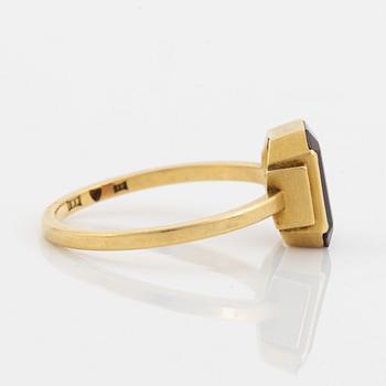 Wiwen Nilsson, Ring, 18K guld med fasettslipad röd sten, Lund 1940.