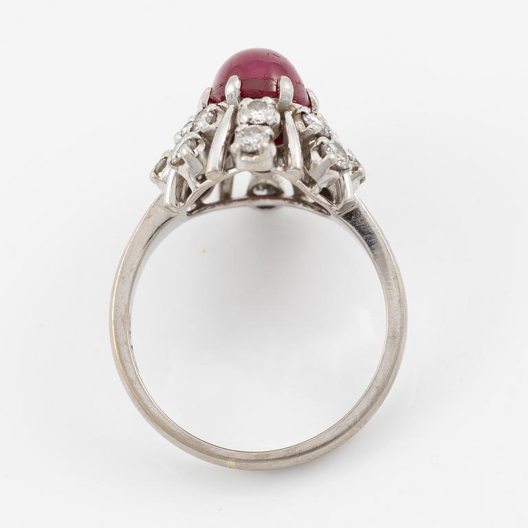 Ring in 18K gold set with a cabochon-cut ruby and round brilliant-cut diamonds.