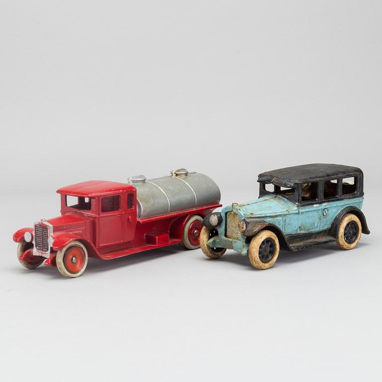 AB SKOGLUND & OLSSON GEFLE, TANKBIL OCH MÖJLIGEN  ARCADE  BUICK COUPE CAST IRON TOY, 1927.