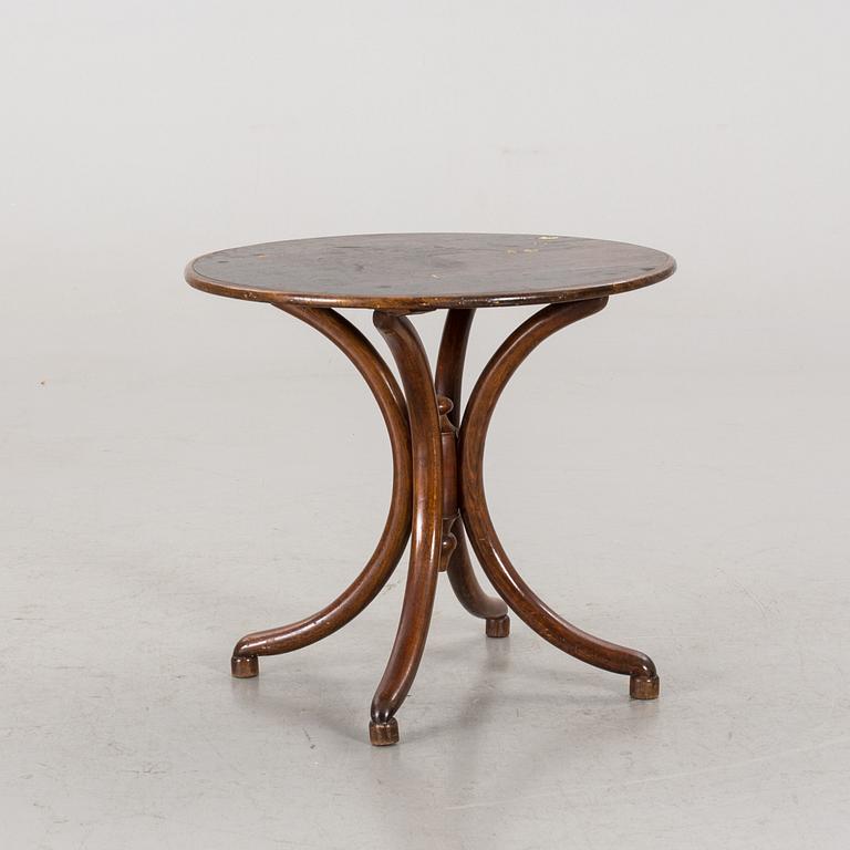 A THONET BENTWOOD TABLE FROM CA 1900.
