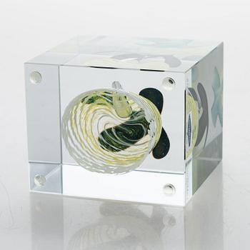 OIVA TOIKKA, An annual glass cube. Signed Oiva Toikka Nuutajärvi 1986, 866/2000.