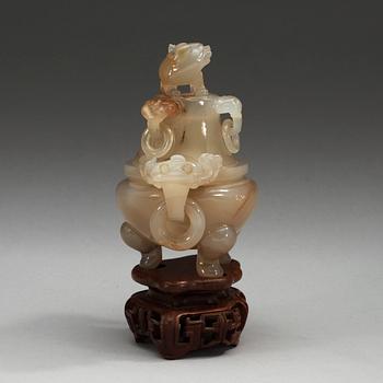 An agathe tripod censer with cover, late Qing dynasty.