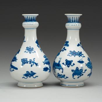 A pair of blue and white vases, Qing dynasty, Kangxi (1662-1722).