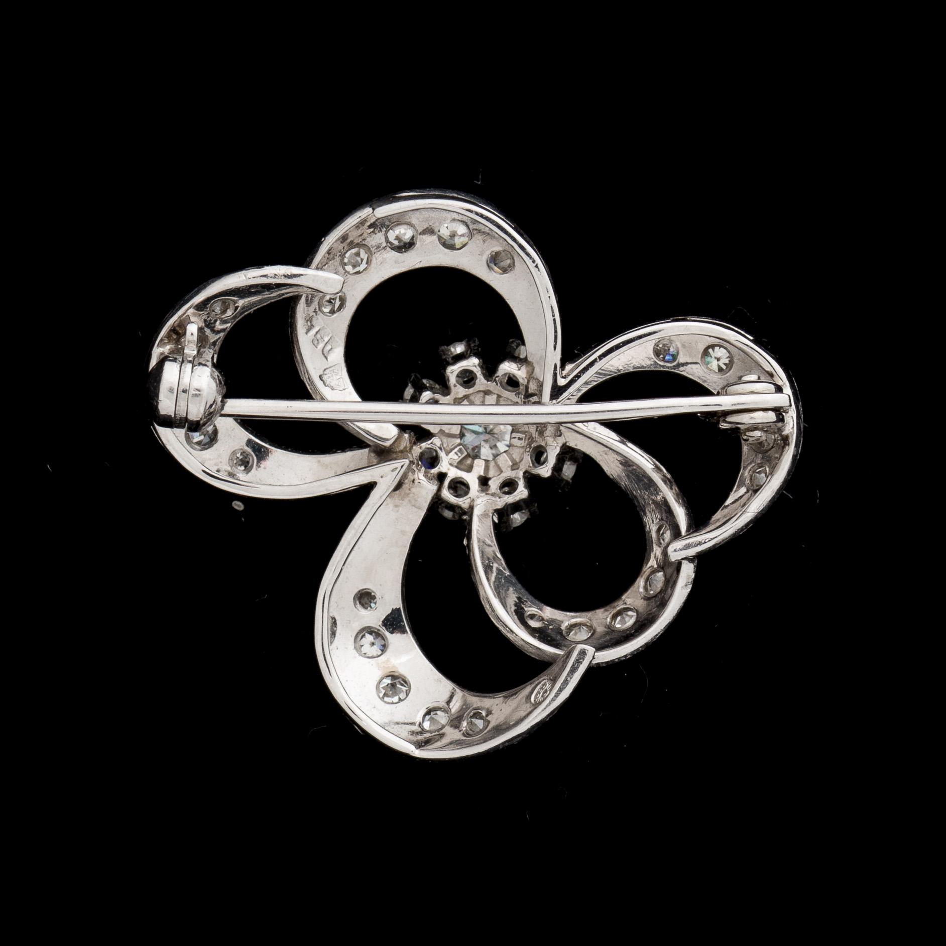 BROSCH, 10k vitguld med briljantslipade samt åttkantslipade diamanter ca 0,50ct. Vikt ca 5g.