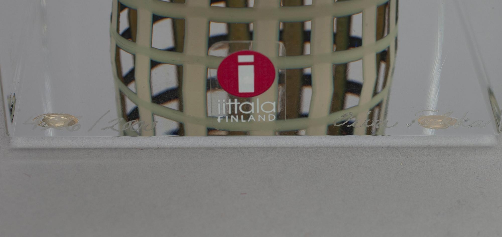 ÅRSKUB, glas, signerad Oiva Toikka, Nuutajärvi 2002, numrerad 426/2000.