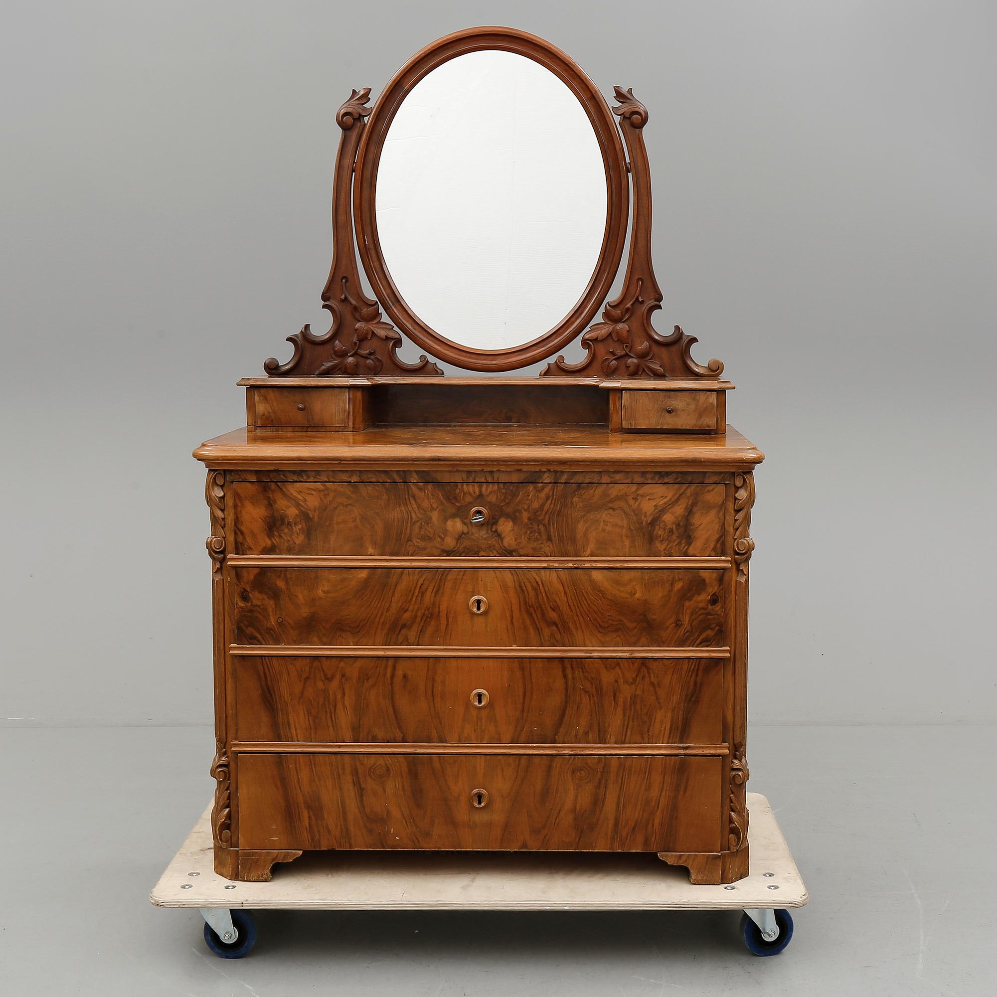 SPEGELBYRÅ, valnöt, nyrenässans, 1800-talets slut.