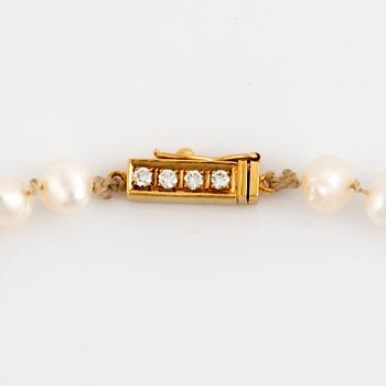 Cultured pearl necklace, clasp 18K gold with brilliant cut diamonds.