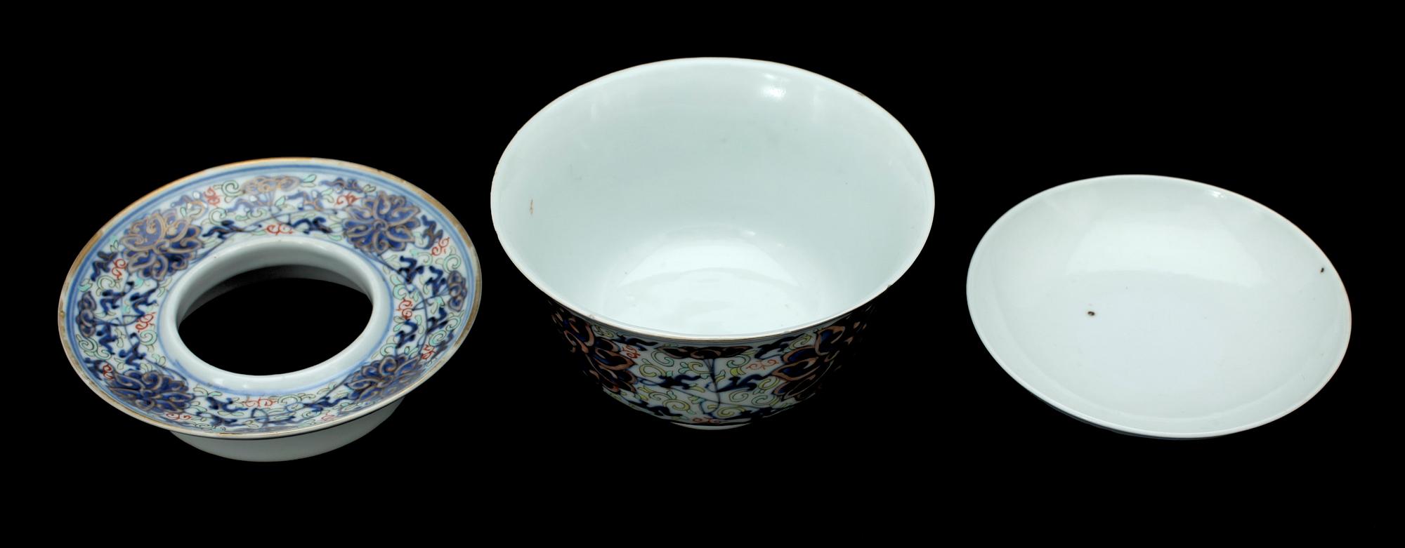 KOPP MED FAT, porslin, sen Qingdynasti (1644–1911).