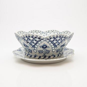 Fruit bowl / compote with underplate, porcelain, "Musselmalet helblond", Royal Copenhagen, model 1061 and 1062, 1966-1974.