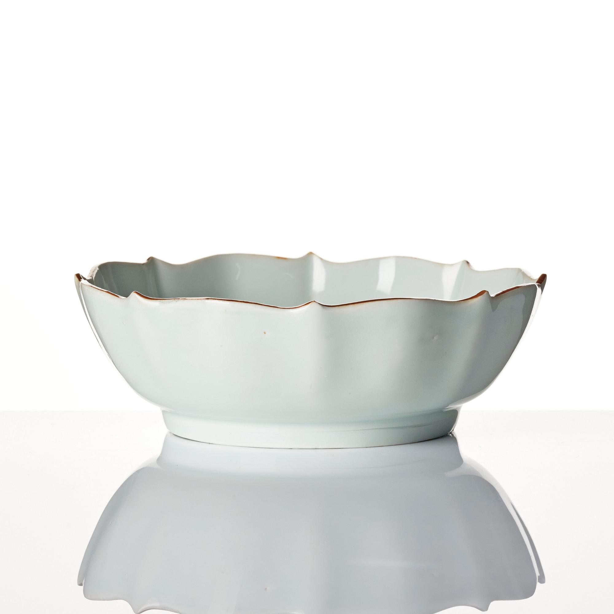 A Japanese blue and white bowl, 18th century.