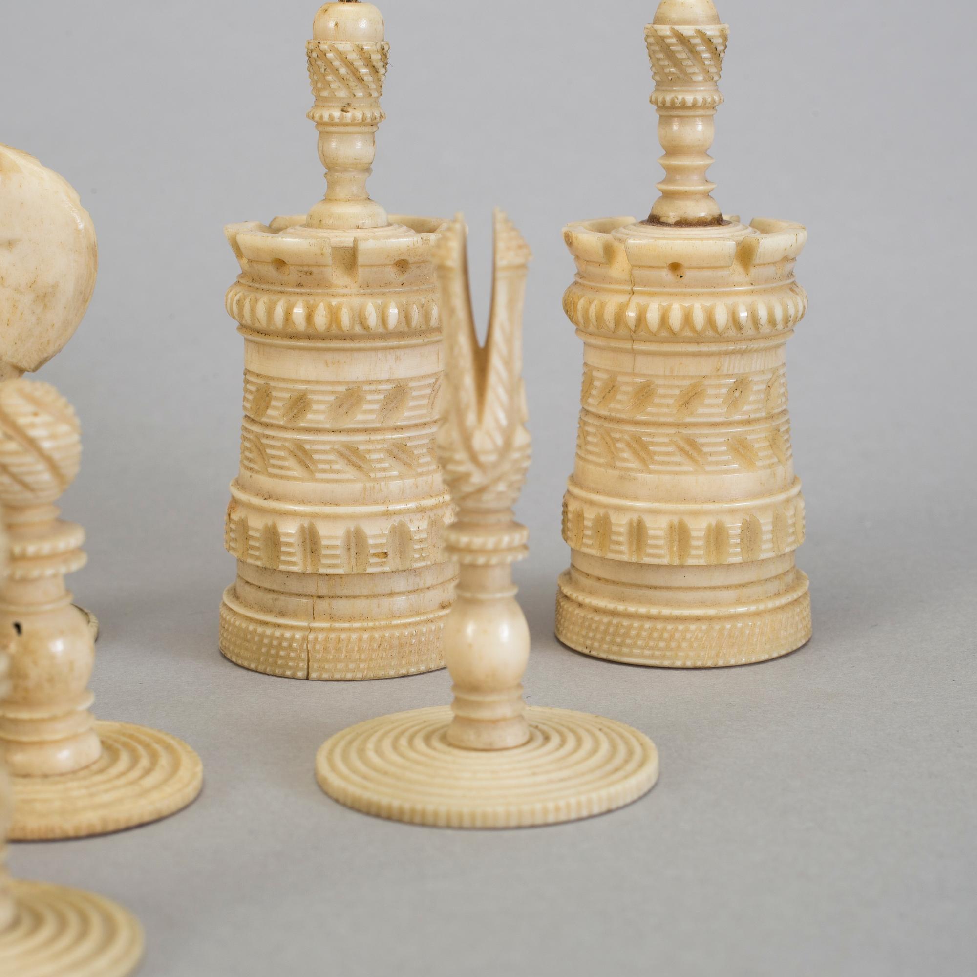 A Barleycorn chess set, 32 pieces.