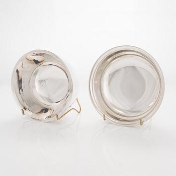 Pekka Piekäinen, two bowls in sterlingsilver och silver, Tarkiainen, Helsinki 1988 and Auran Kultaseppä, Turku 1978.