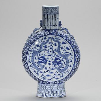 PILGRIMSKRUS, porslin. Sen Qing dynastin (1644-1912).