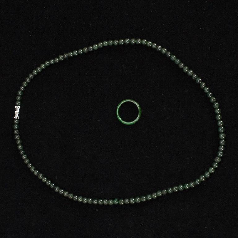 JADERING samt HALSBAND. Jade, Sertifikat.