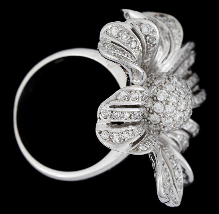 RING, 18k vitguld med briljantslipade diamanter. Vikt 17g.