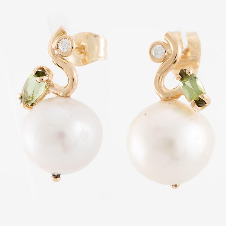 Earrings, Mandelstam, 18K gold with cultured freshwater pearls, green tourmalines, and brilliant-cut diamonds.