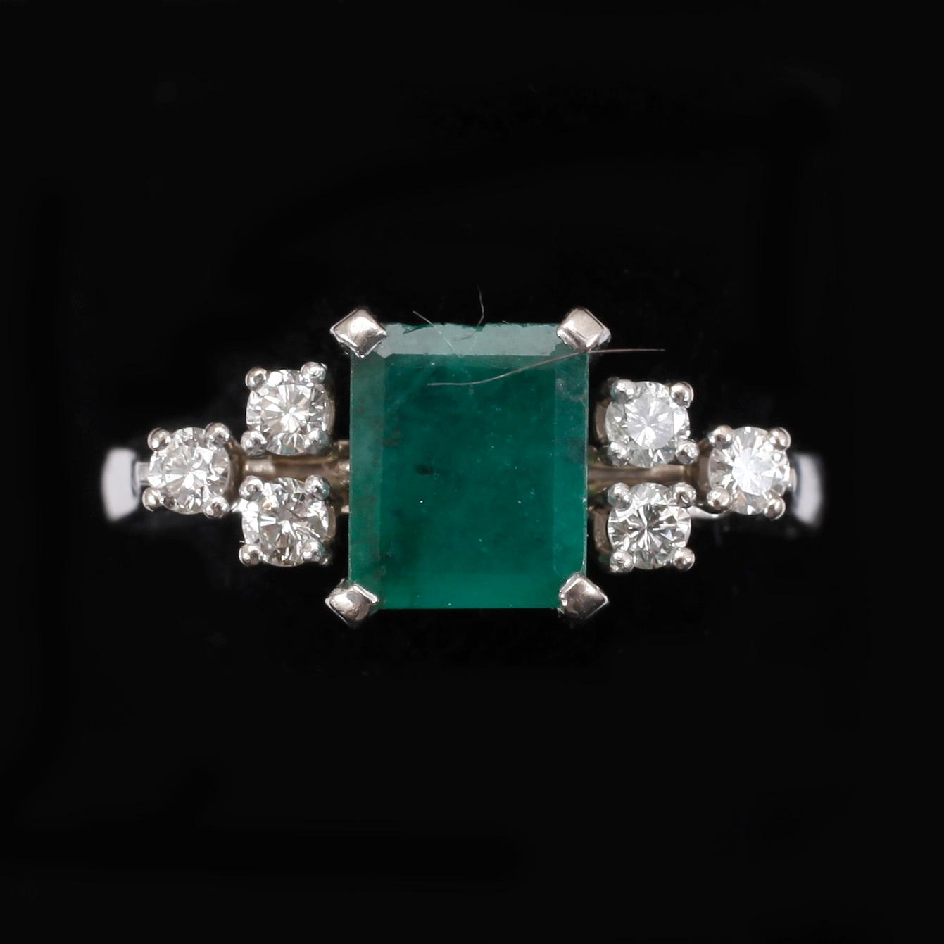 RING, 18k vitguld med smaragd och briljantslipade diamanter tot ca0,21ct. Vikt 5g.