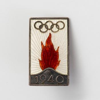 Sidenduk, 1 st,  pins, 4 st, och tygetikett, Helsingfors sommar-OS 1940.