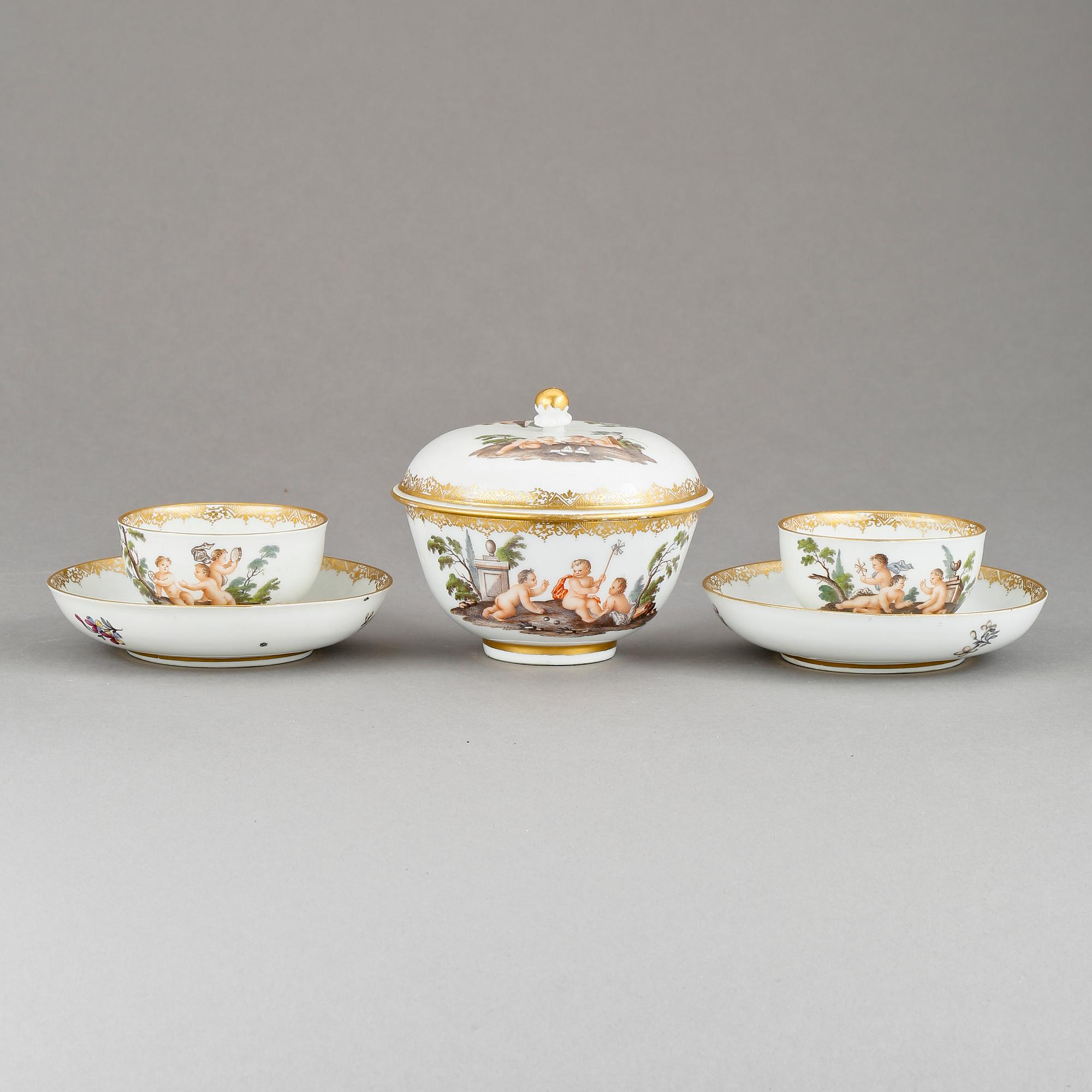 SOCKERSKÅL samt 2 KAFFEKOPPAR PÅ FAT, porslin, Meissenliknande märke. 1800-tal.