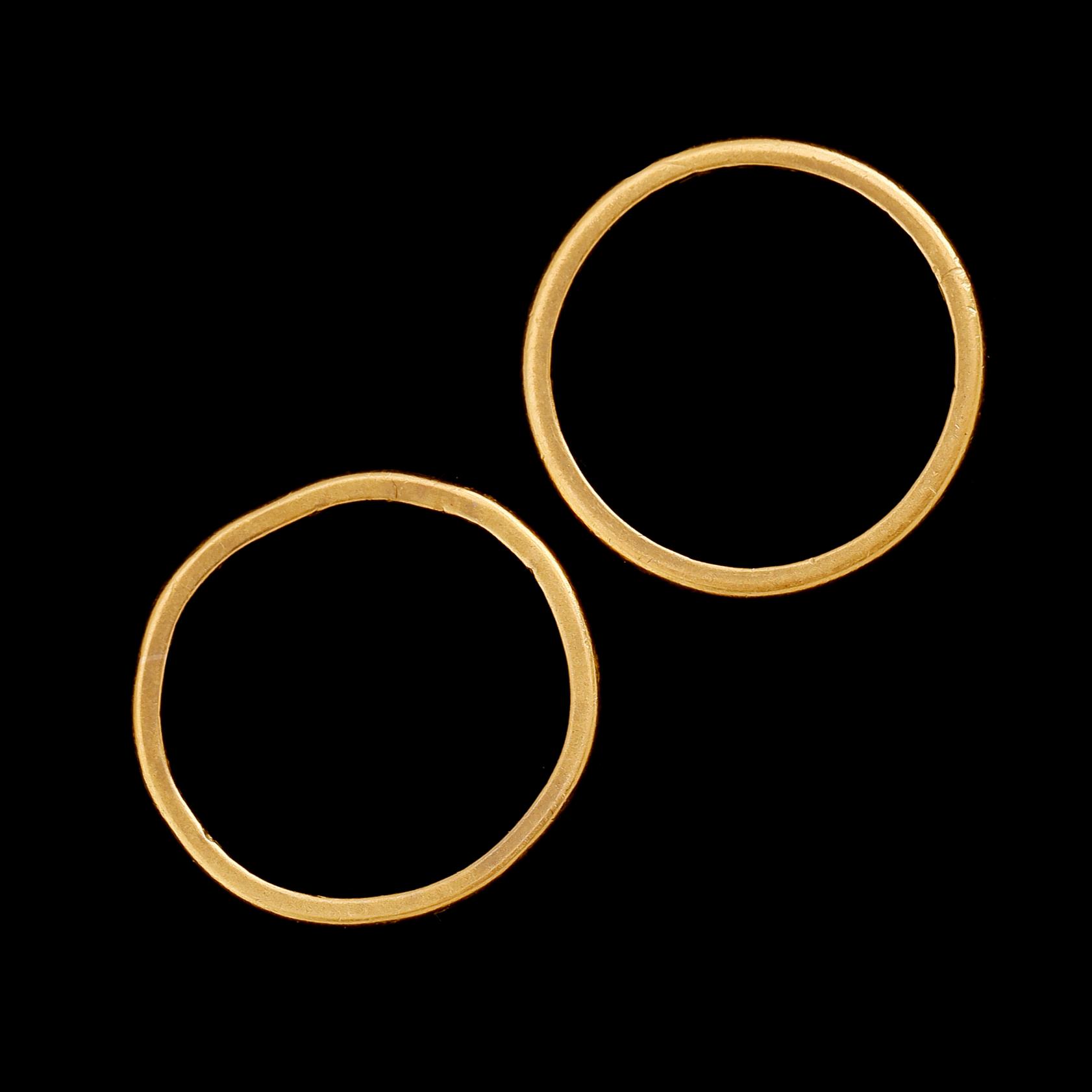 RINGAR, 2 st, 23 k guld. Vikt ca 5 g.