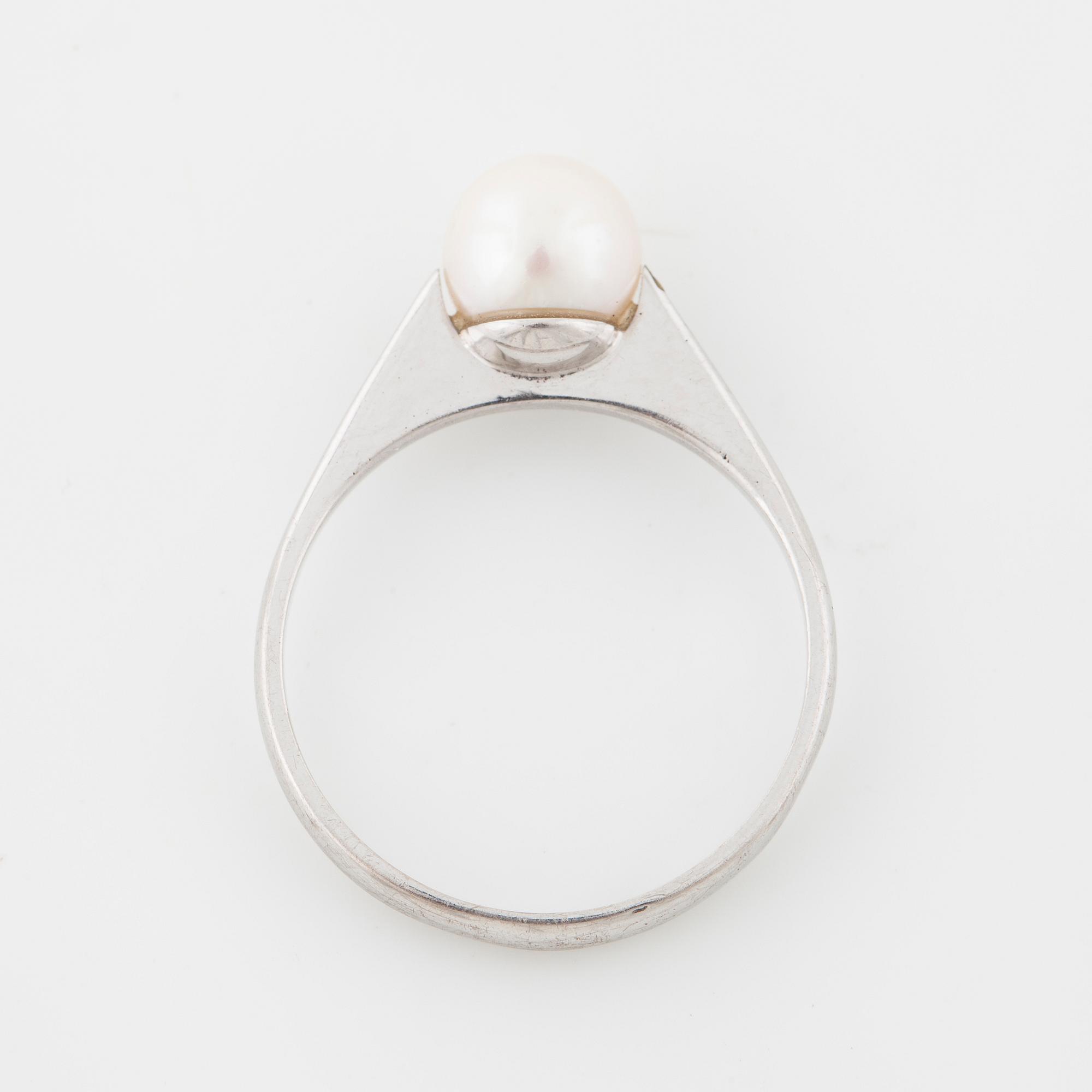 A cultured pearl ring by  Svedboms, Vetlanda.