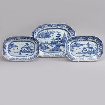 UNDERFAT, 2 st samt STEKFAT, porslin, Kina, 1700-tal.