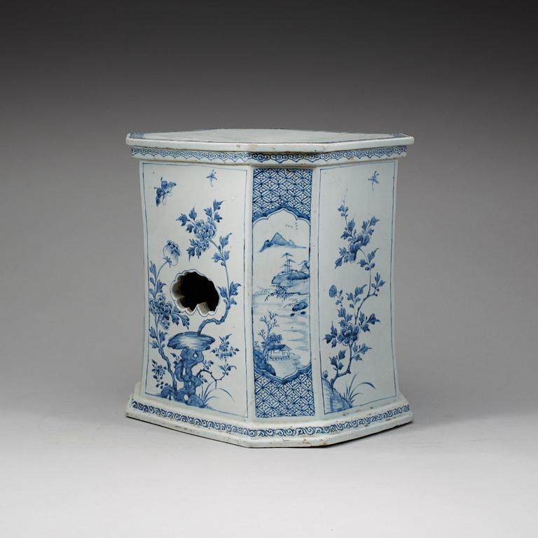 A rare large blue and white plinth/garden seat, Qing dynasty, Kangxi (1662-1722).