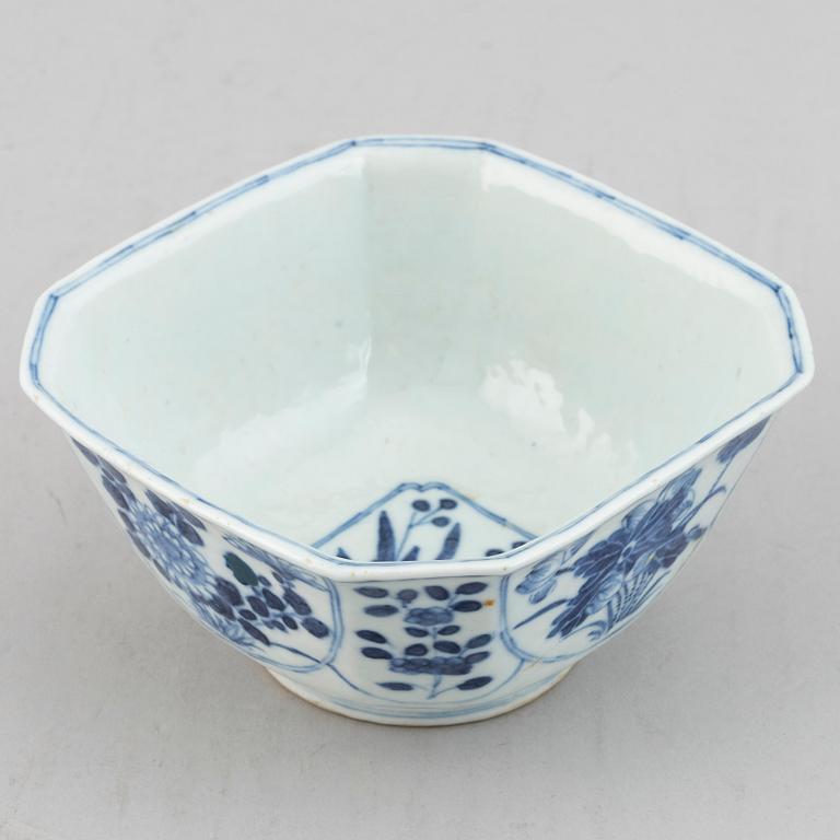 A blue and white bowl, Qing dynasty, 18th century.