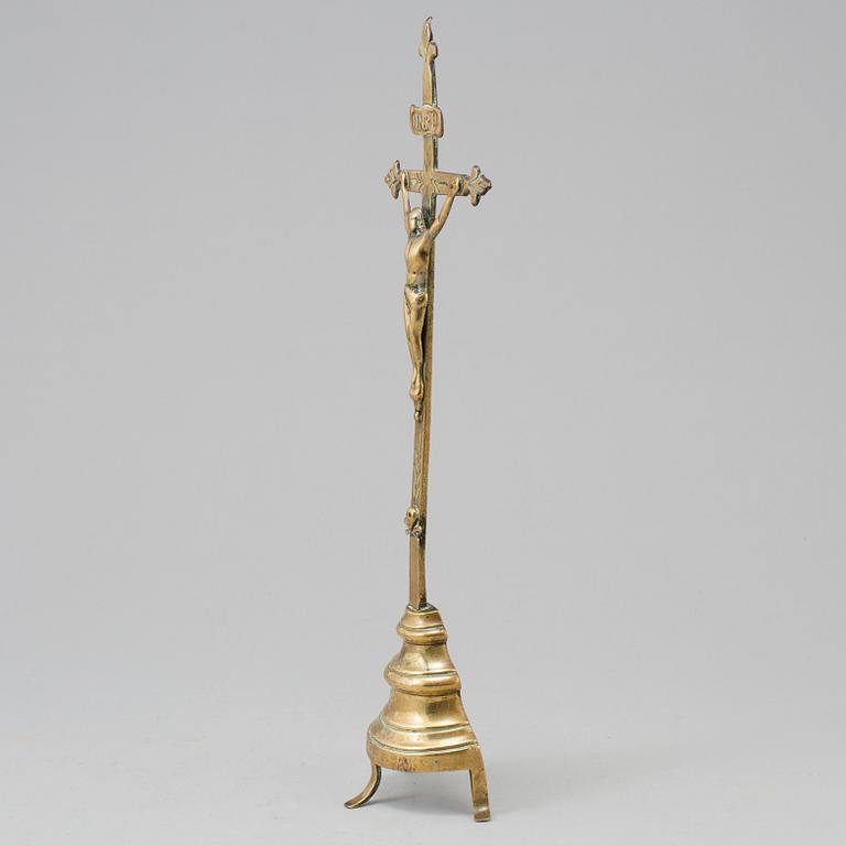 AN 18TH CENTURY BRONZE CRUCIFIX.