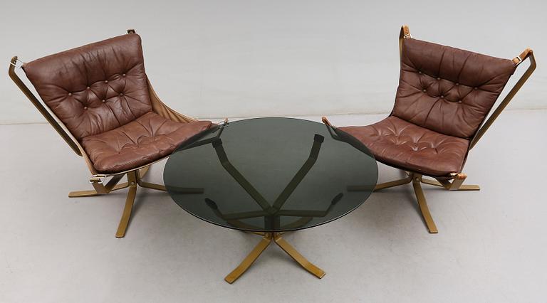 FÅTÖLJER, 1 PAR SAMT BORD, "Falcon chair", Sigurd Ressel, 1900-talets andra hälft.