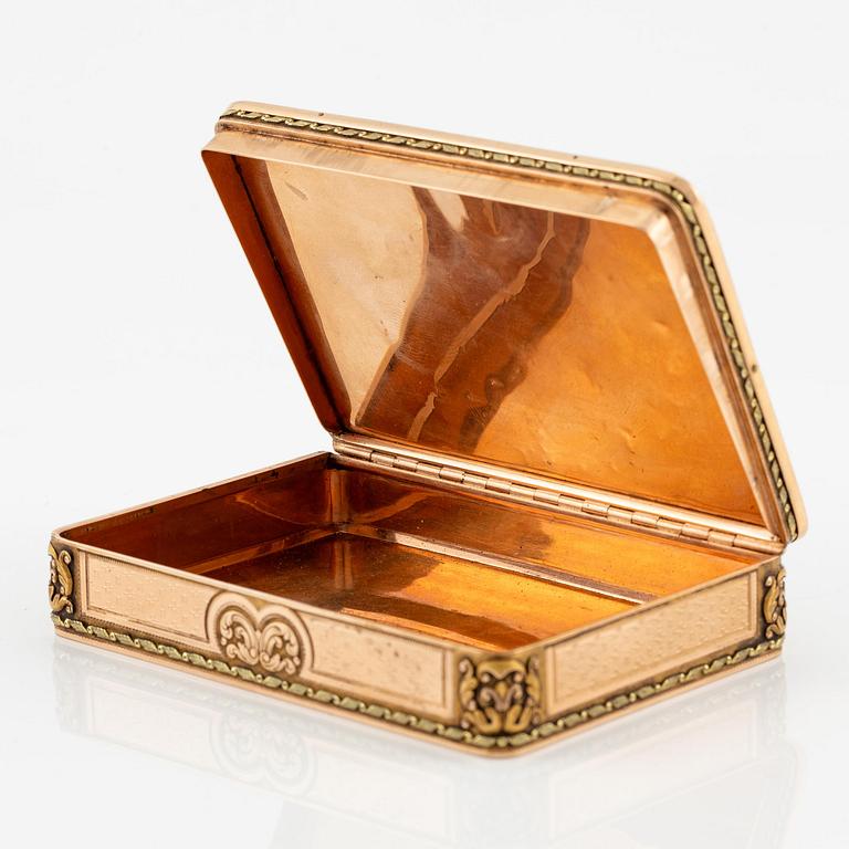 An early 19th century 14K gold box 'en deux couleurs' and enamel miniature, unmarked, possibly Switzerland.