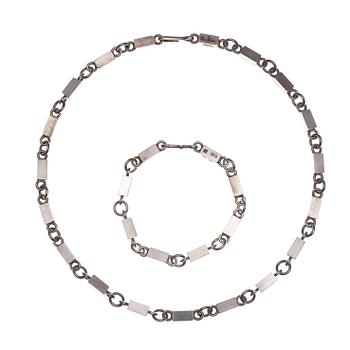 633. A Wiwen Nilsson sterling necklace and bracelet, Lund 1973-74.