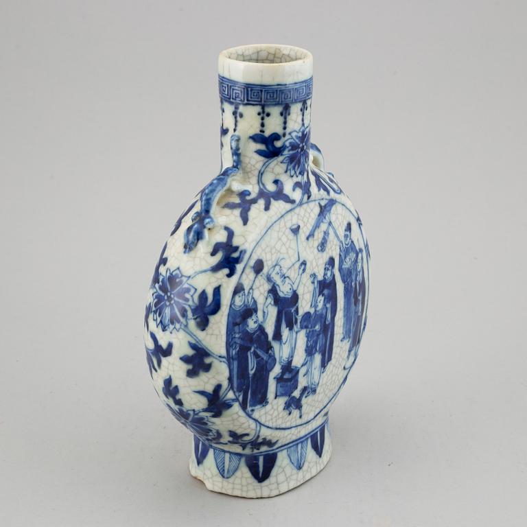 A moonflask vase, late Qing/early 20th Century.